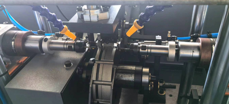 新增兩臺(tái)自動(dòng)化的攻牙設(shè)備：雙伺服和轉(zhuǎn)盤(pán)自動(dòng)攻牙機(jī)